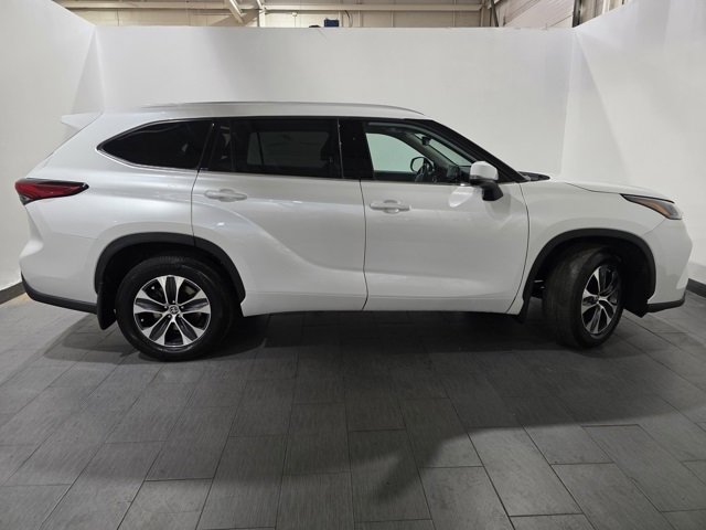 Used 2022 Toyota Highlander XLE image 6