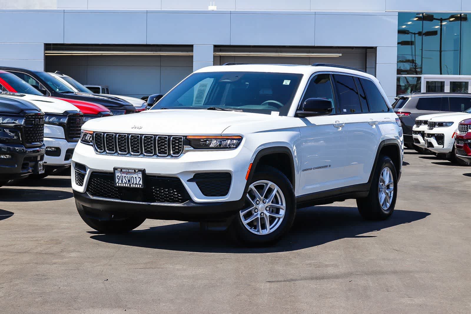 Used 2025 Jeep Grand Cherokee Laredo X RWD image 1