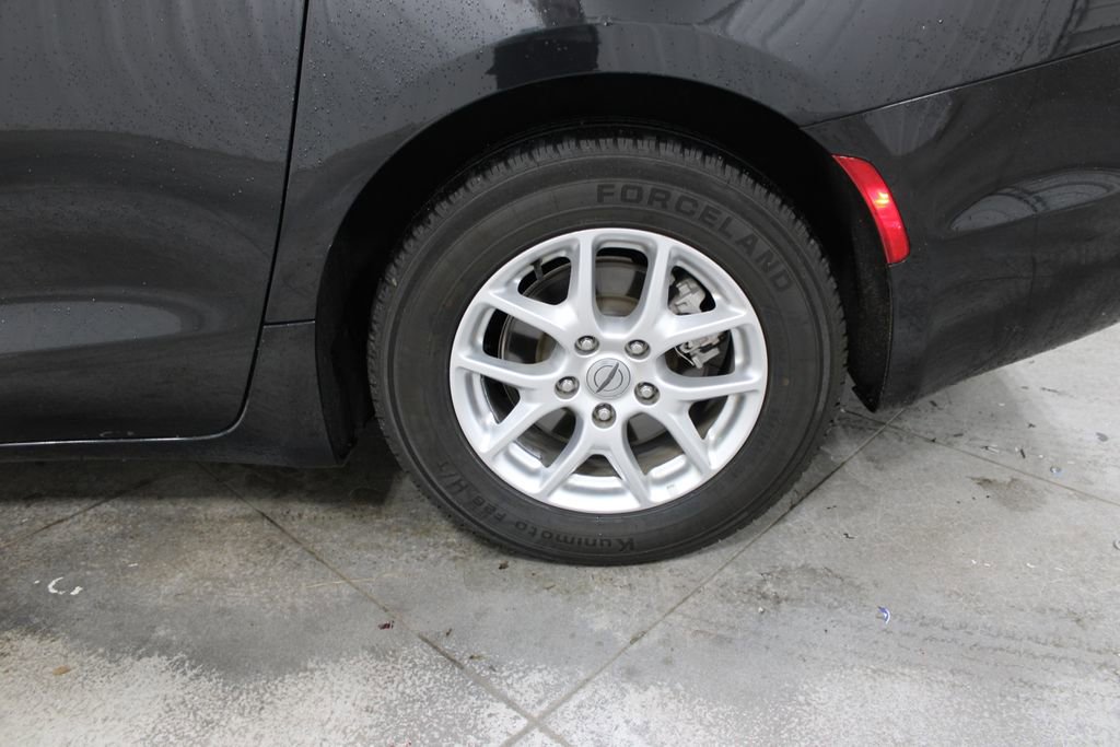 Used 2023 Chrysler Pacifica Touring-L FWD image 38
