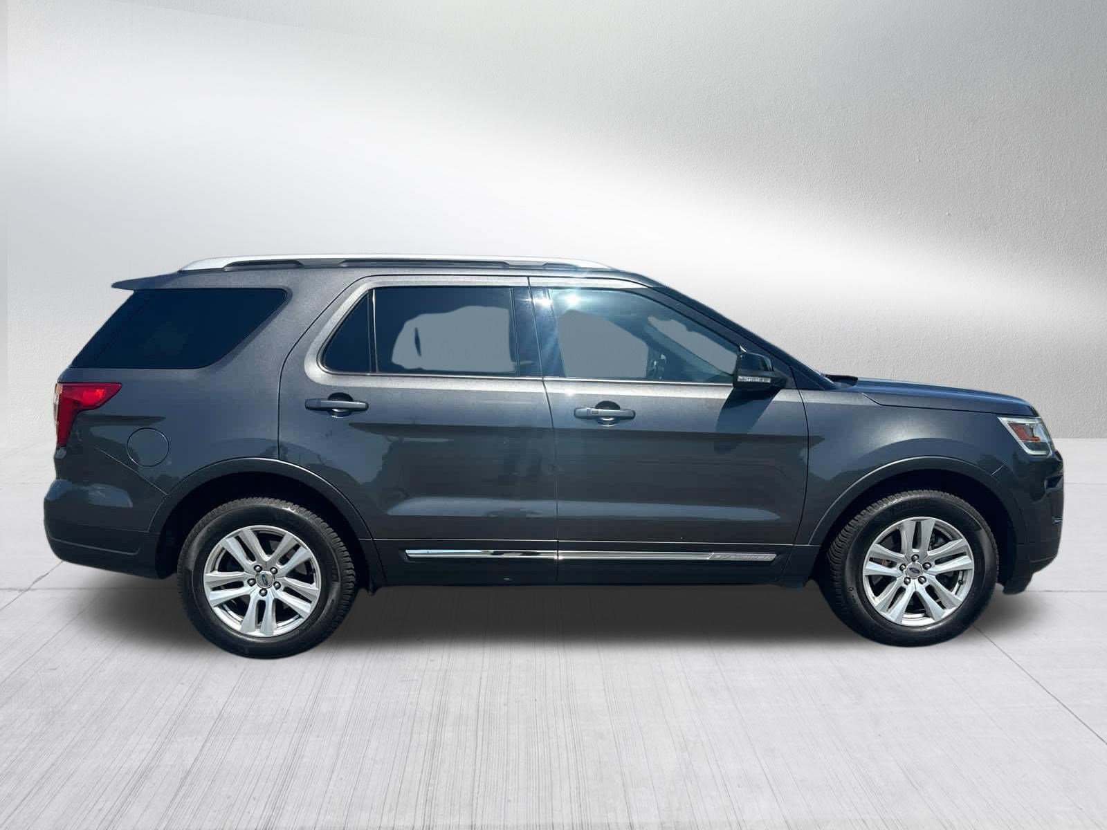 Used 2018 Ford Explorer XLT w/ Equipment Group 202A AWD/4WD image 8