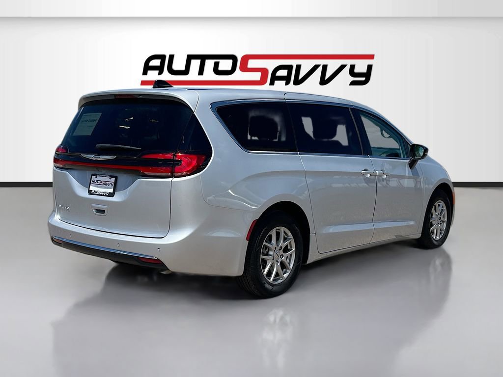 Used 2024 Chrysler Pacifica Touring-L image 7