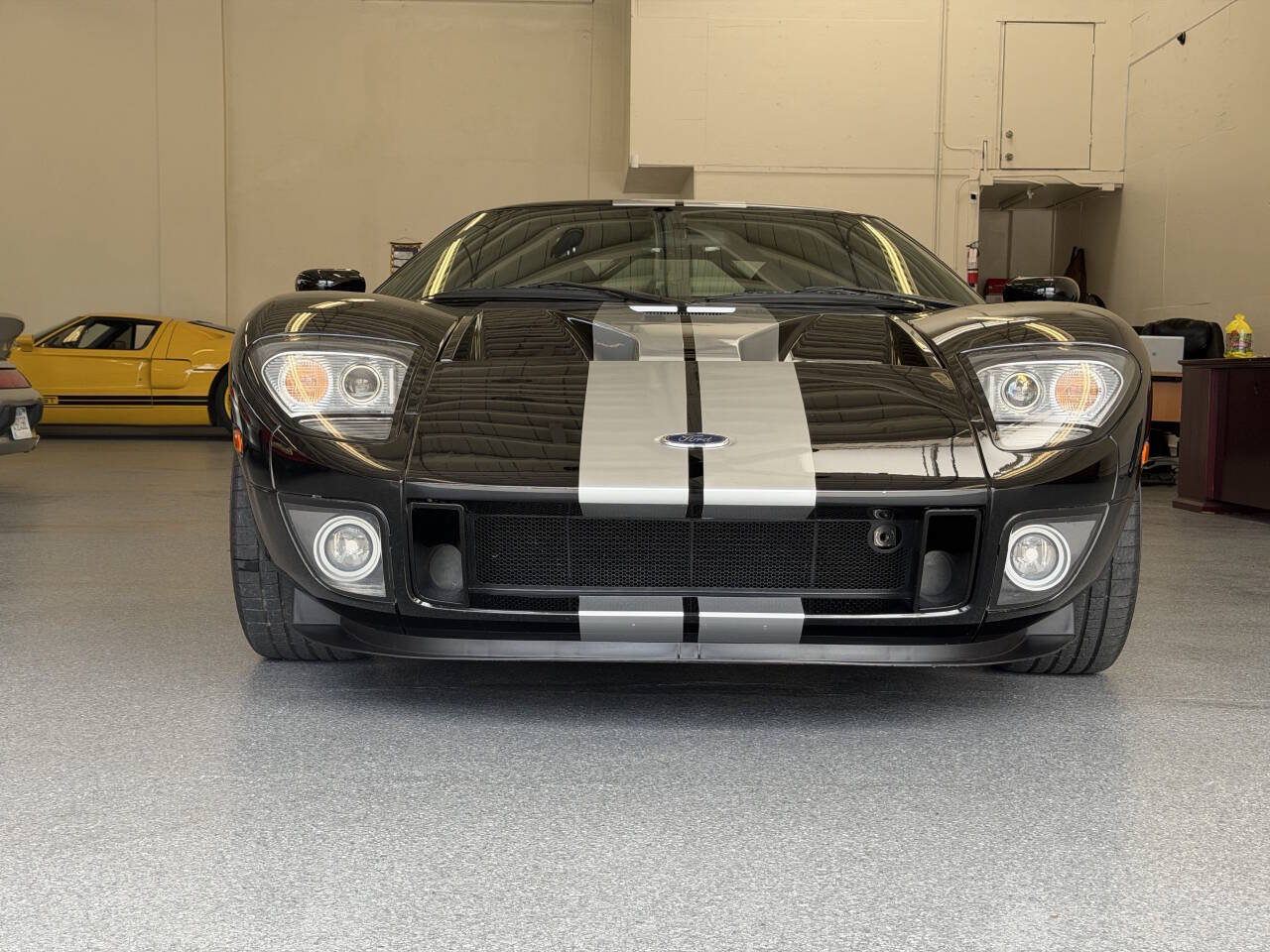 Used 2005 Ford GT RWD image 2