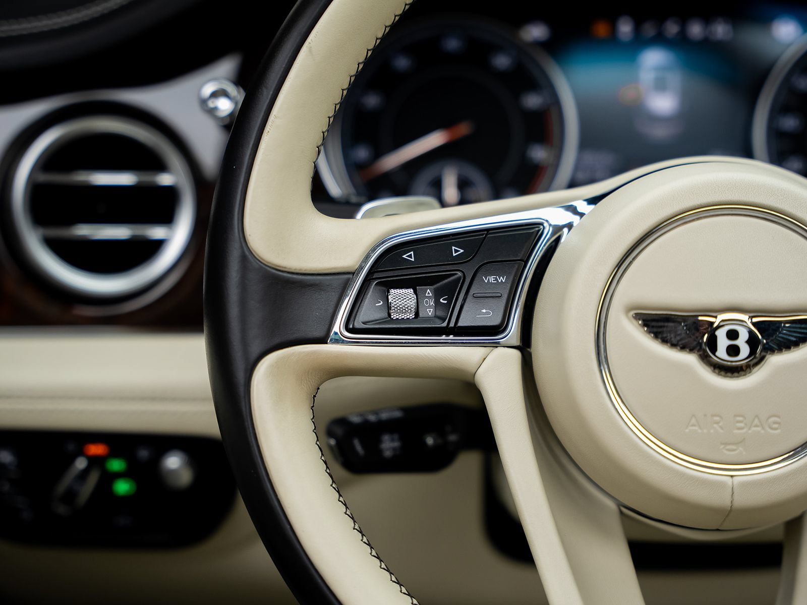 Used 2018 Bentley Bentayga AWD/4WD image 41