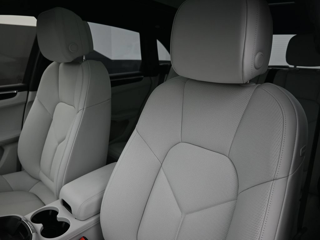 Certified 2025 Porsche Macan AWD/4WD image 5