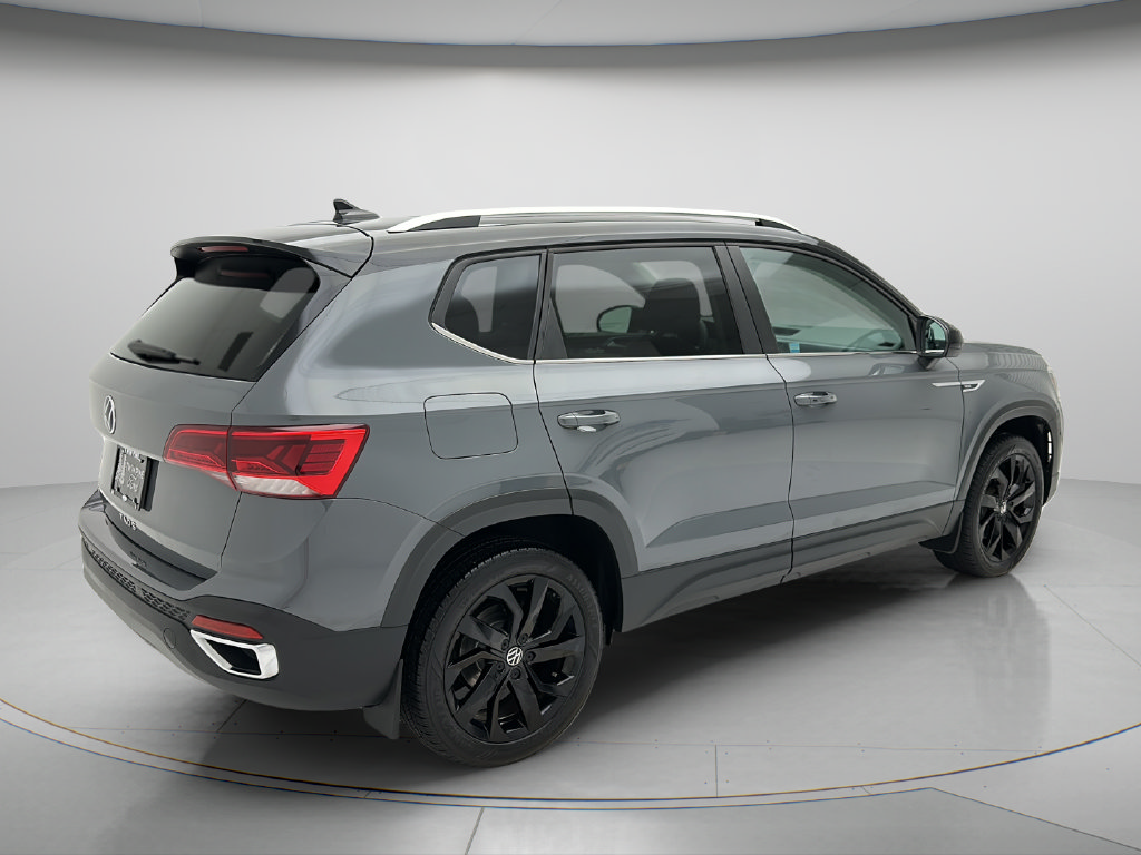 Used 2024 Volkswagen Taos SE w/ Panoramic Sunroof Package FWD image 5