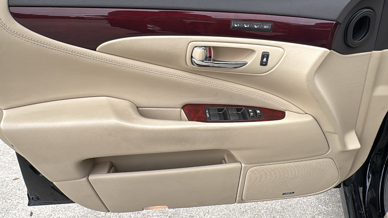 Used 2011 Lexus LS 460 w/ Comfort Pkg image 12