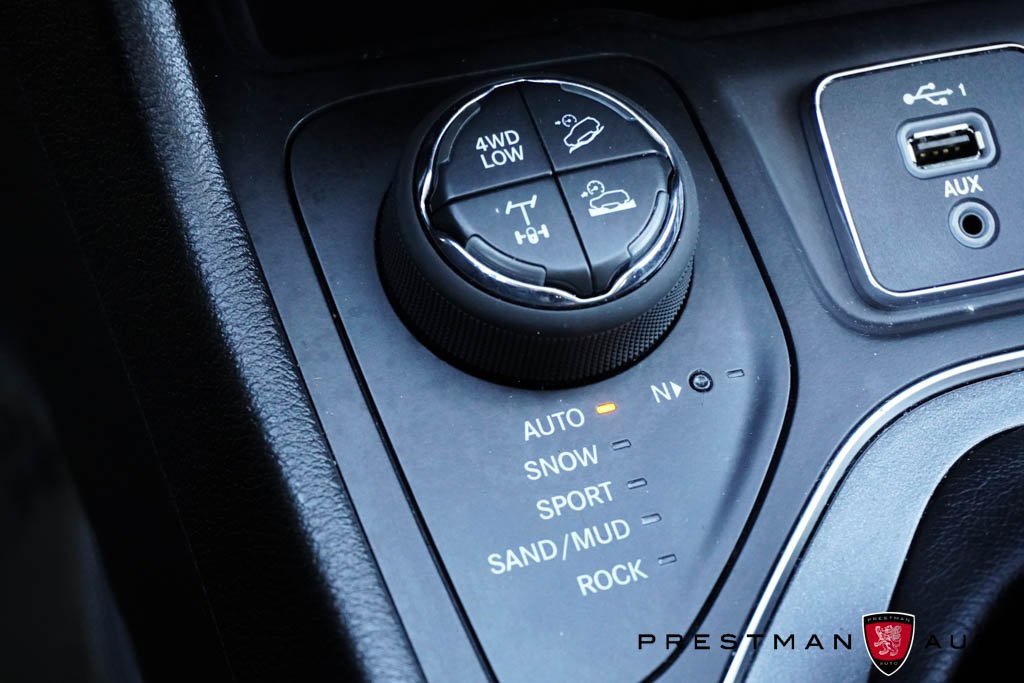 Used 2019 Jeep Cherokee Trailhawk w/ Cold Weather Group image 33