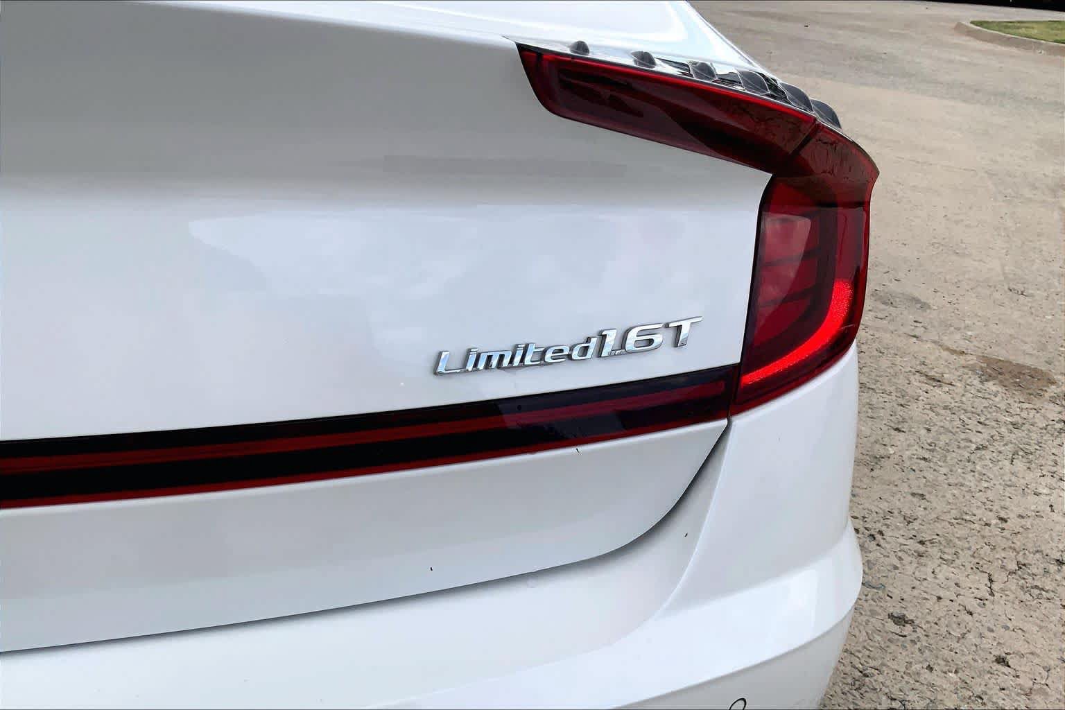 Used 2022 Hyundai Sonata Limited w/ Preferred Accessory Package FWD image 10