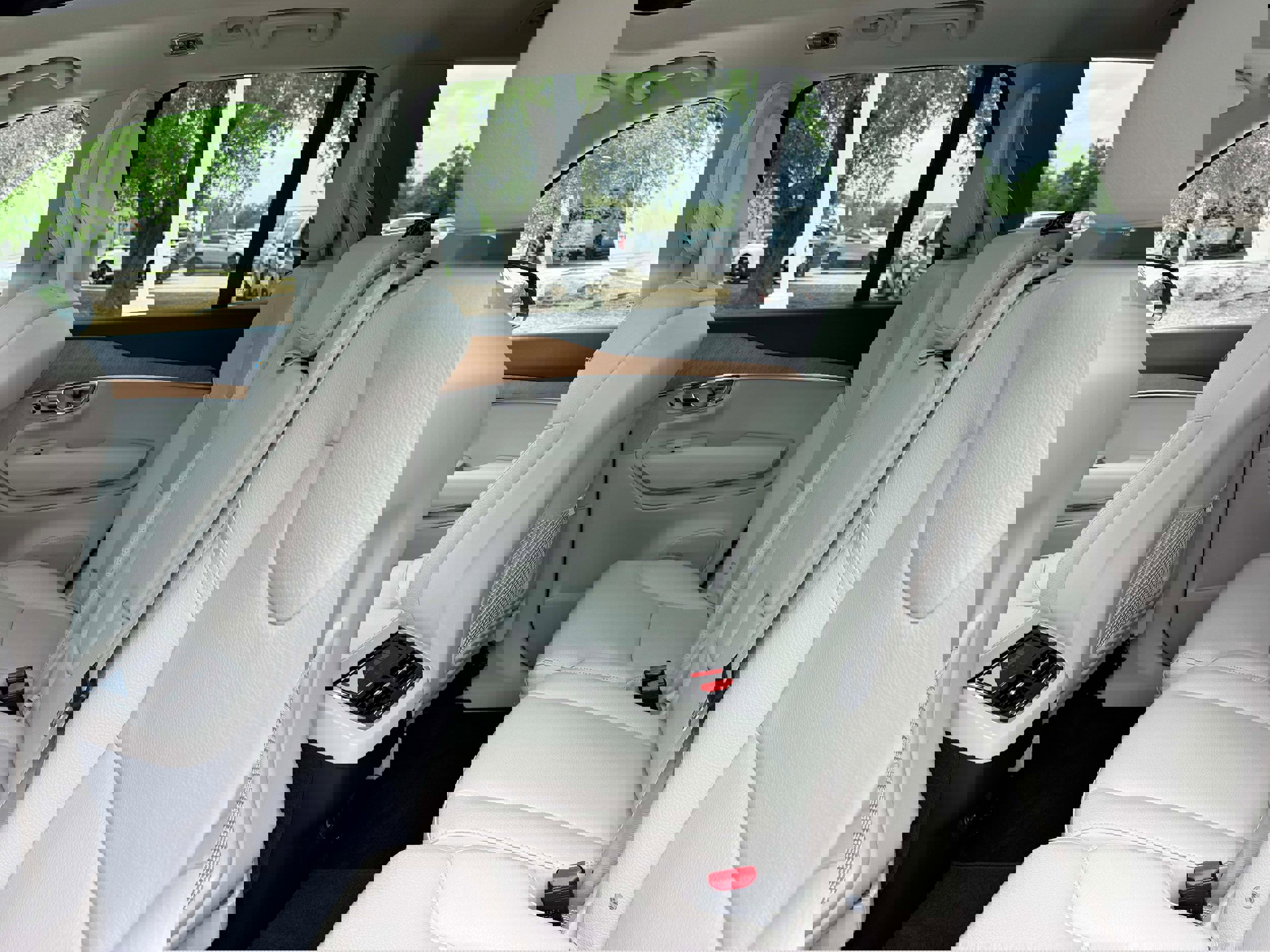 Certified 2022 Volvo XC90 T6 Momentum image 15