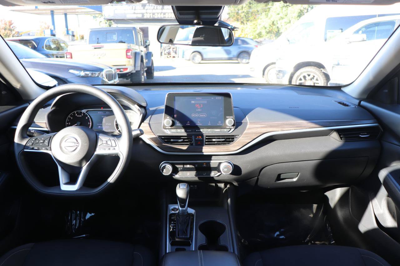 Used 2025 Nissan Altima 2.5 SV AWD/4WD image 16