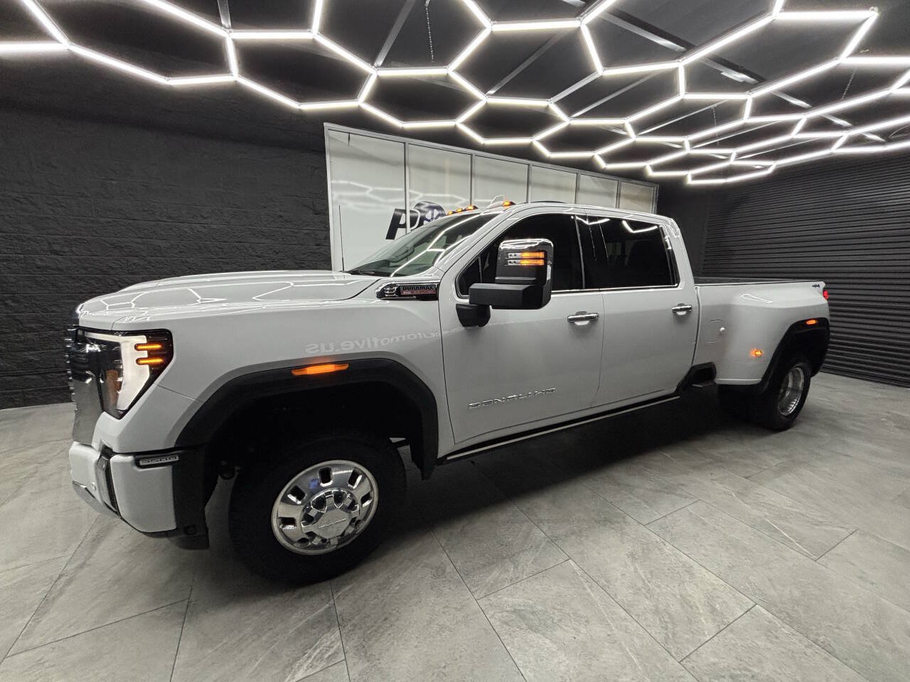 Used 2025 GMC Sierra 3500 Denali w/ Denali Reserve Package AWD/4WD image 6