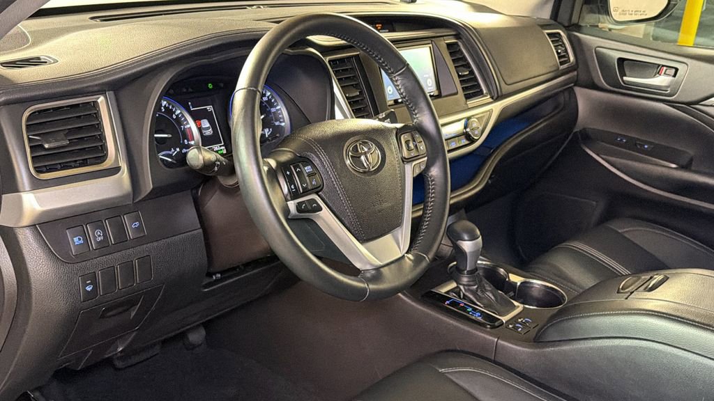 Used 2018 Toyota Highlander SE image 23