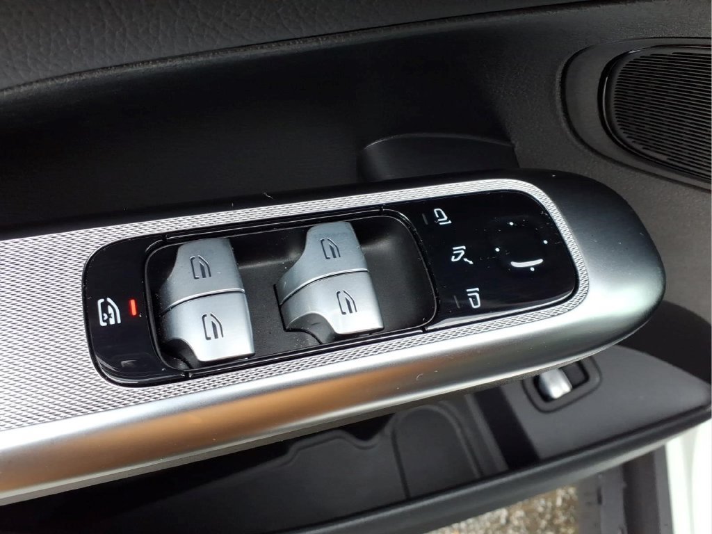 Used 2025 Mercedes-Benz GLC 300 image 18