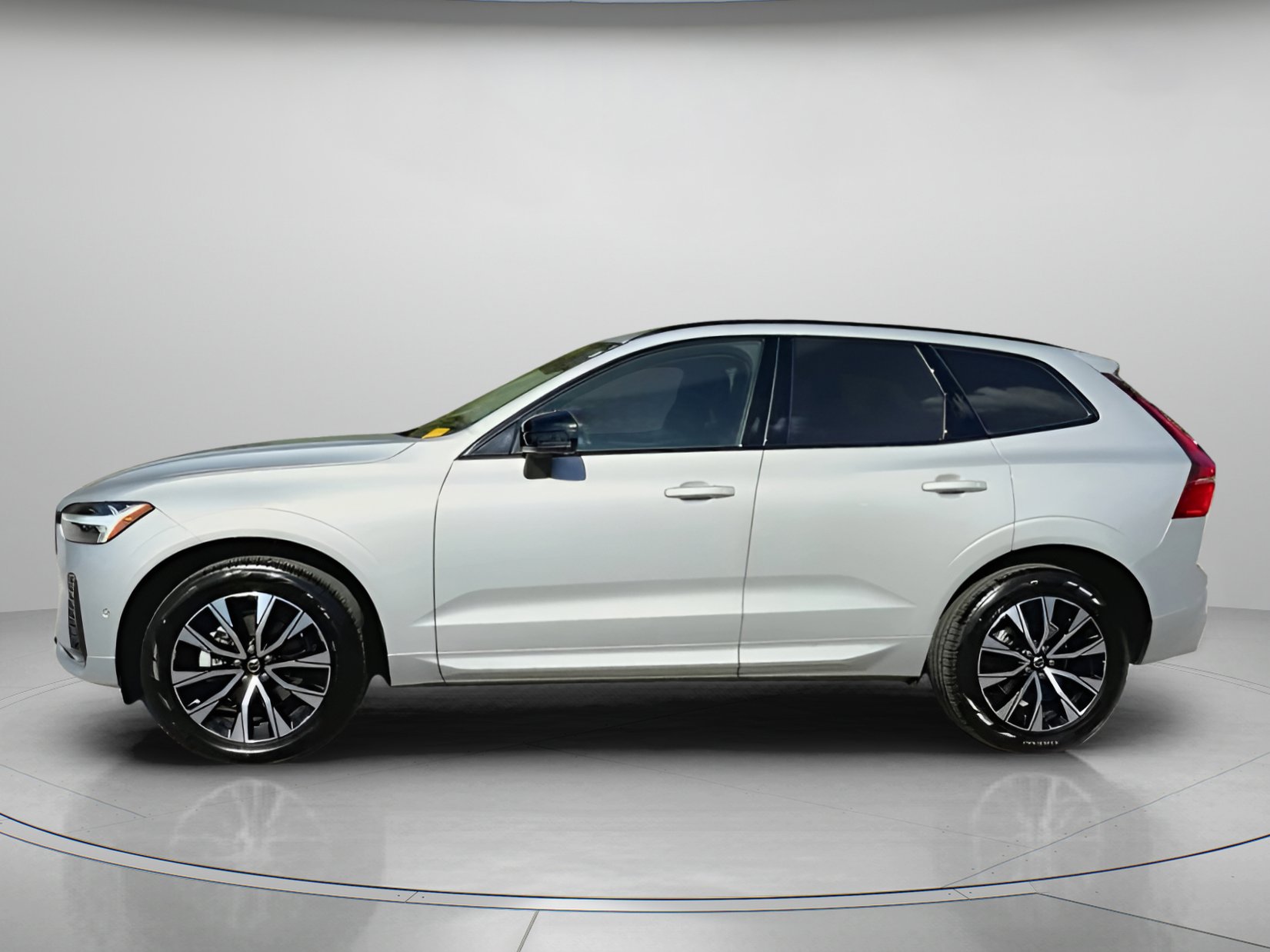 Used 2025 Volvo XC60 B5 Plus image 15