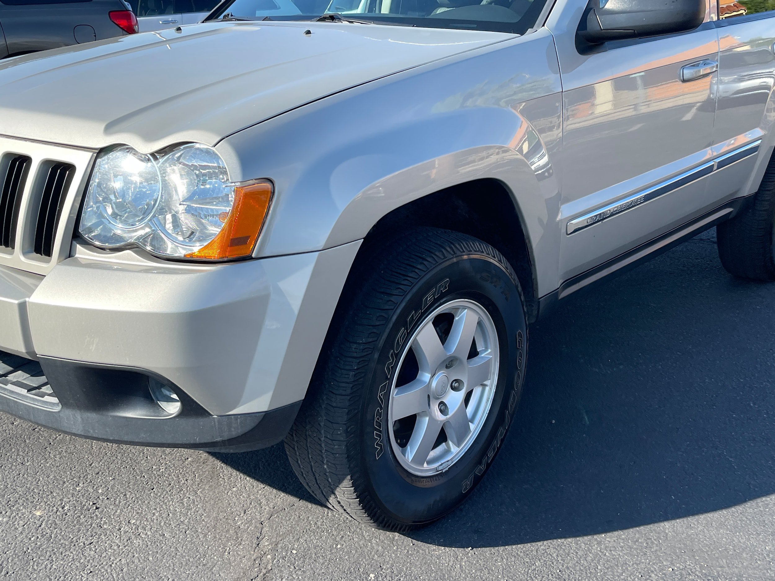 Used 2010 Jeep Grand Cherokee Laredo AWD/4WD image 11
