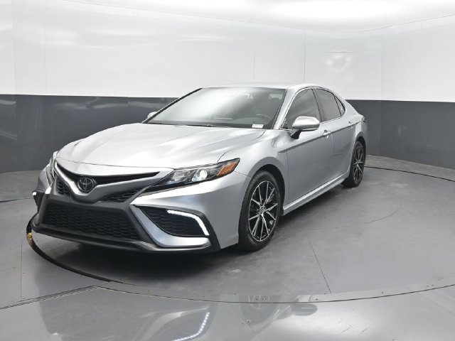 Used 2022 Toyota Camry SE FWD image 2