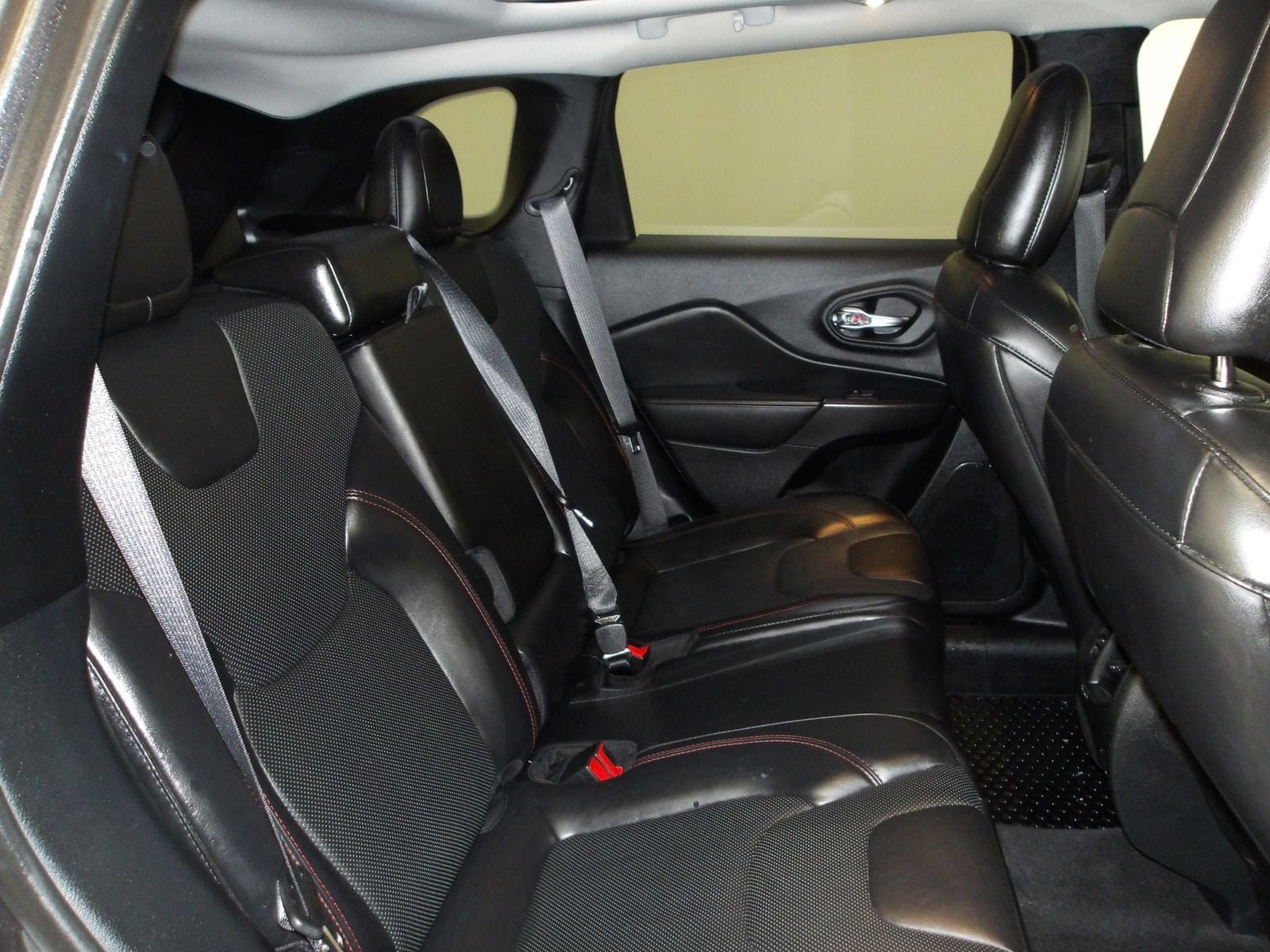 Used 2020 Jeep Cherokee Trailhawk AWD/4WD image 19