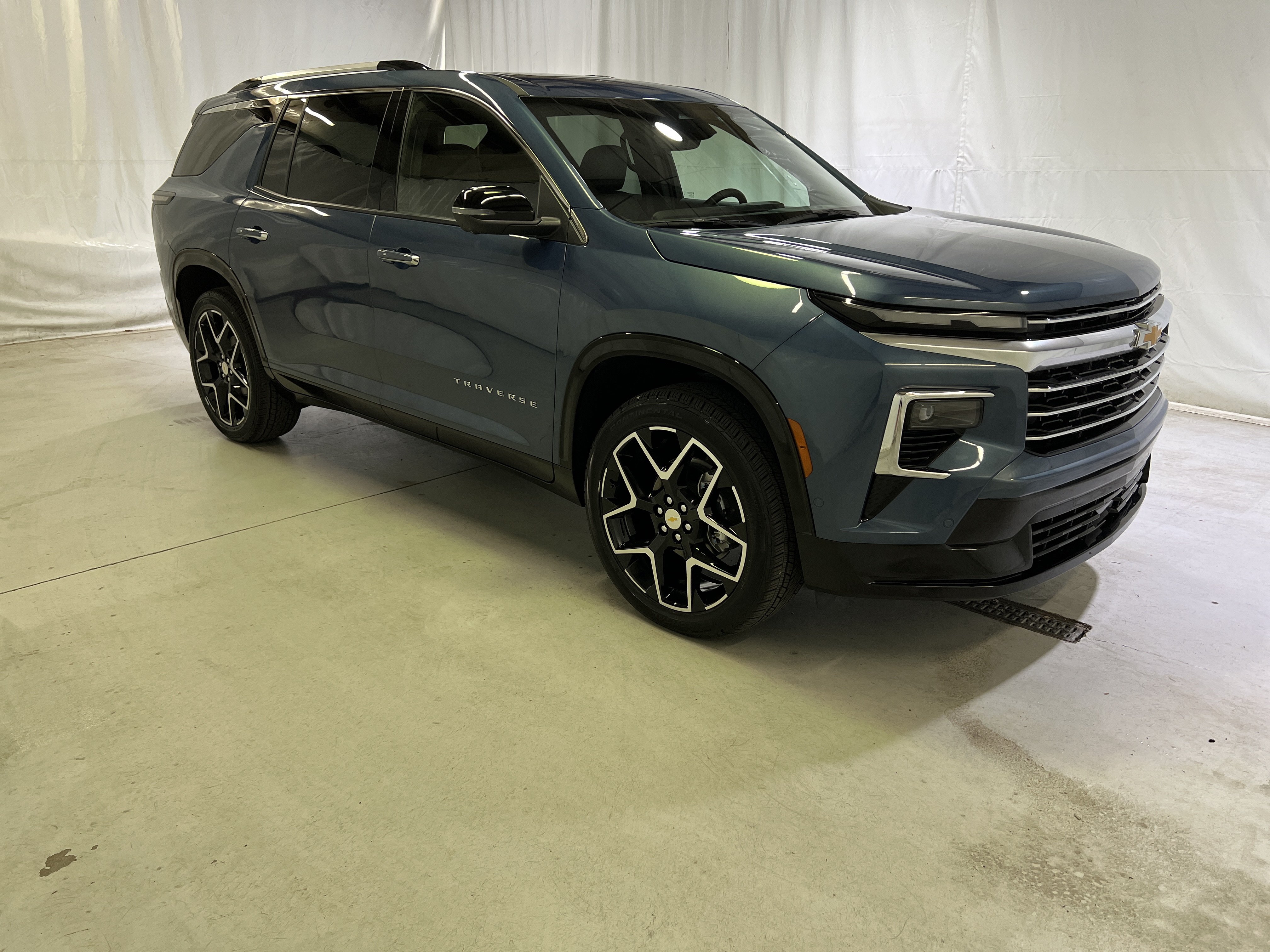 Used 2026 Chevrolet Traverse High Country FWD image 2