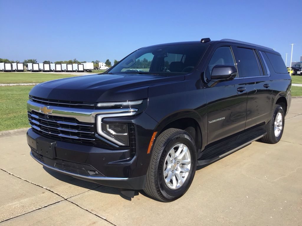 Used 2026 Chevrolet Suburban LT w/ Comfort Package AWD/4WD image 3