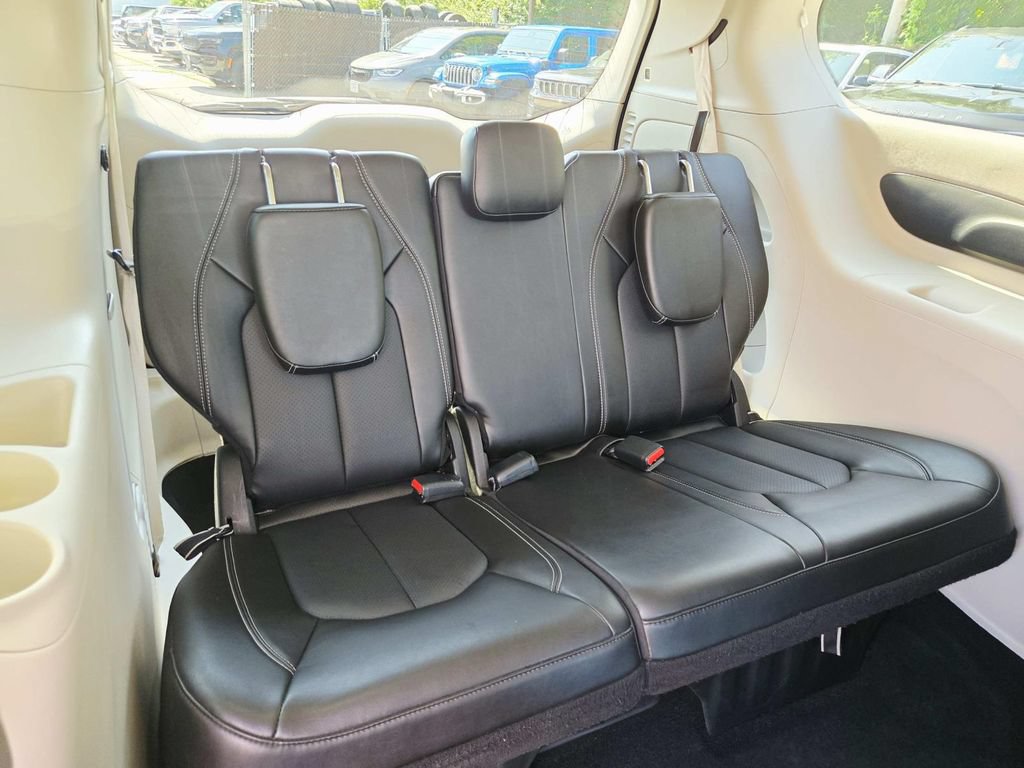 Certified 2024 Chrysler Pacifica Touring-L AWD/4WD image 15