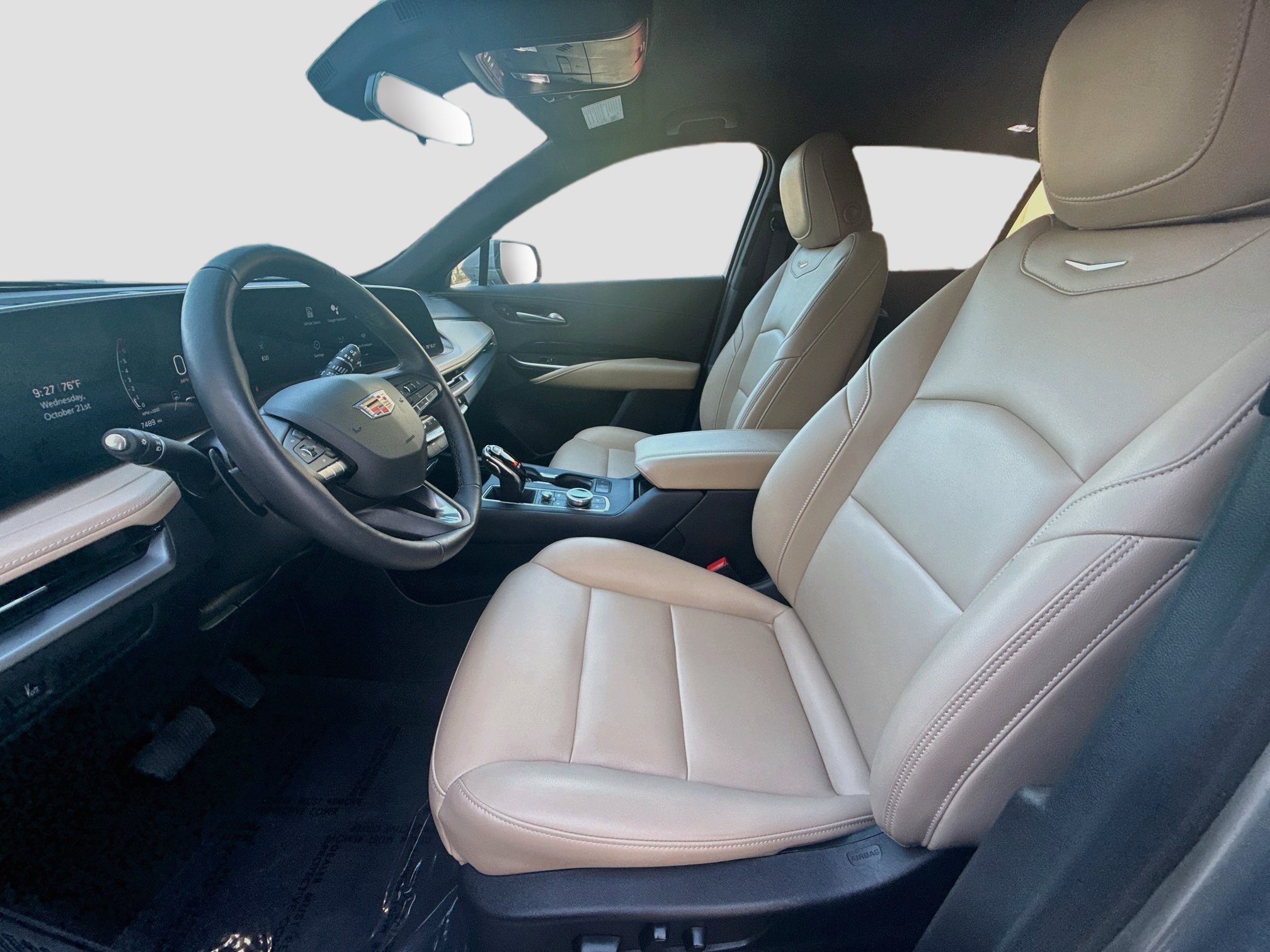 Used 2024 Cadillac XT4 Luxury w/ Cold Weather Package FWD image 16