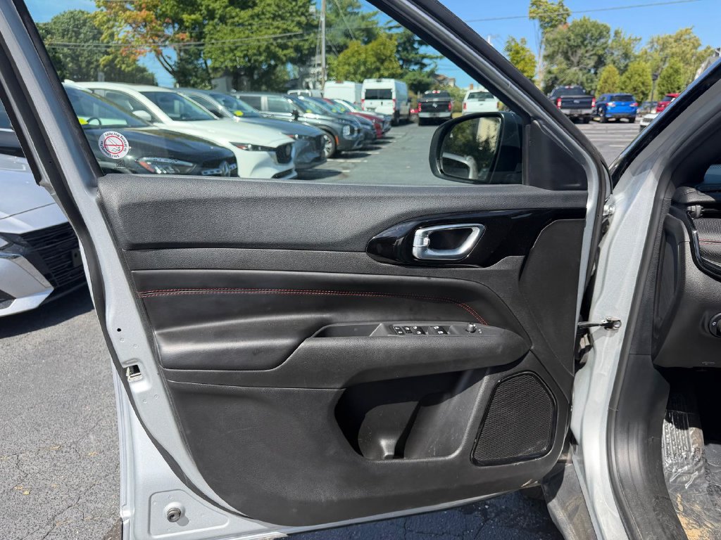 Used 2025 Jeep Compass Trailhawk AWD/4WD image 11