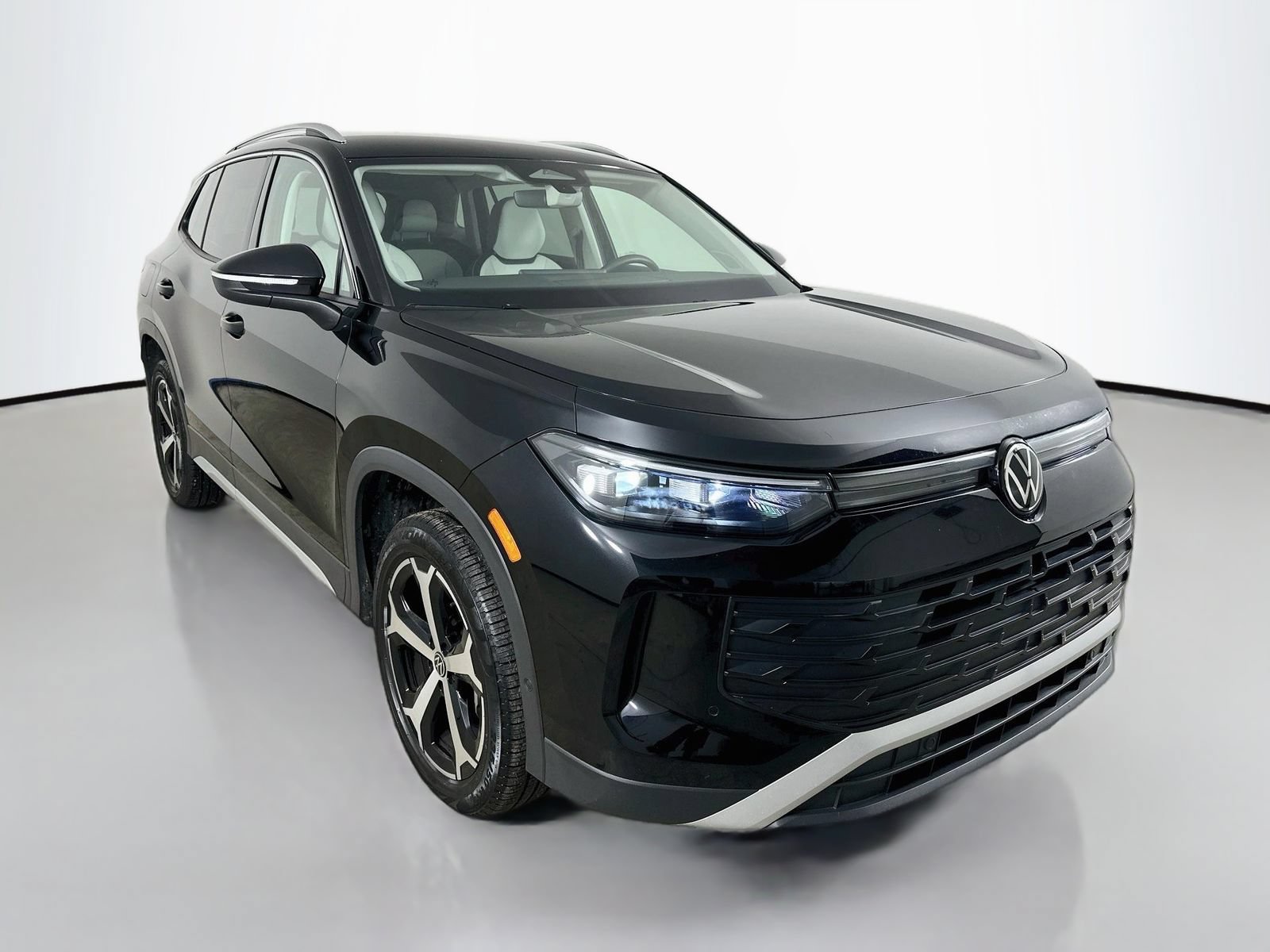 Certified 2025 Volkswagen Tiguan SE AWD/4WD image 3