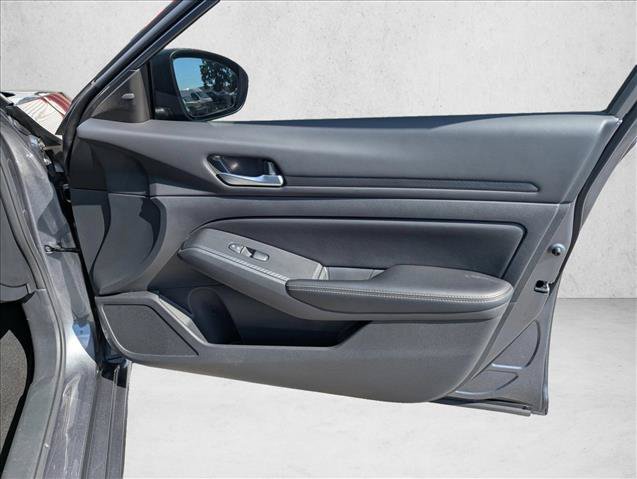 Used 2025 Nissan Altima 2.5 SV FWD image 25