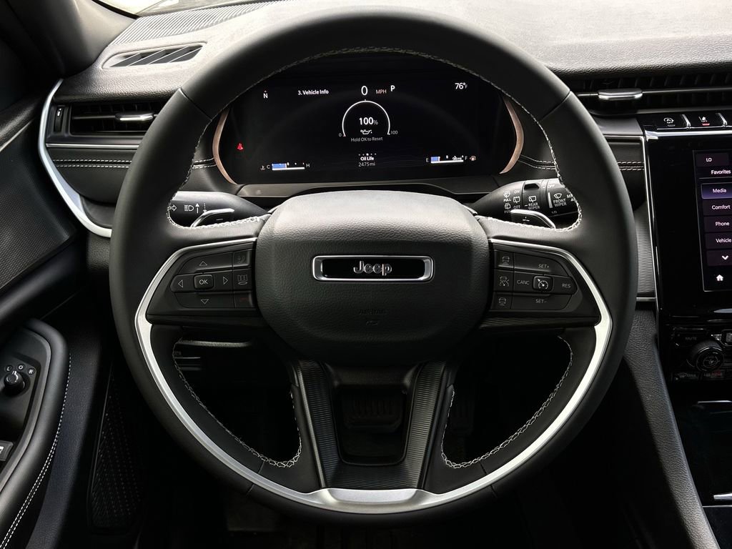 Used 2025 Jeep Grand Cherokee Laredo X RWD image 13