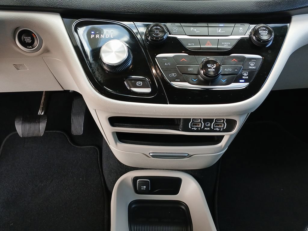 Used 2024 Chrysler Pacifica Touring-L image 36