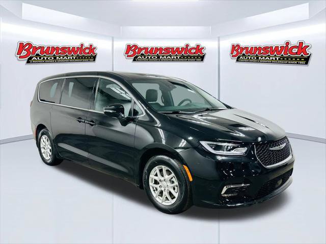 Used 2025 Chrysler Pacifica Select image 1