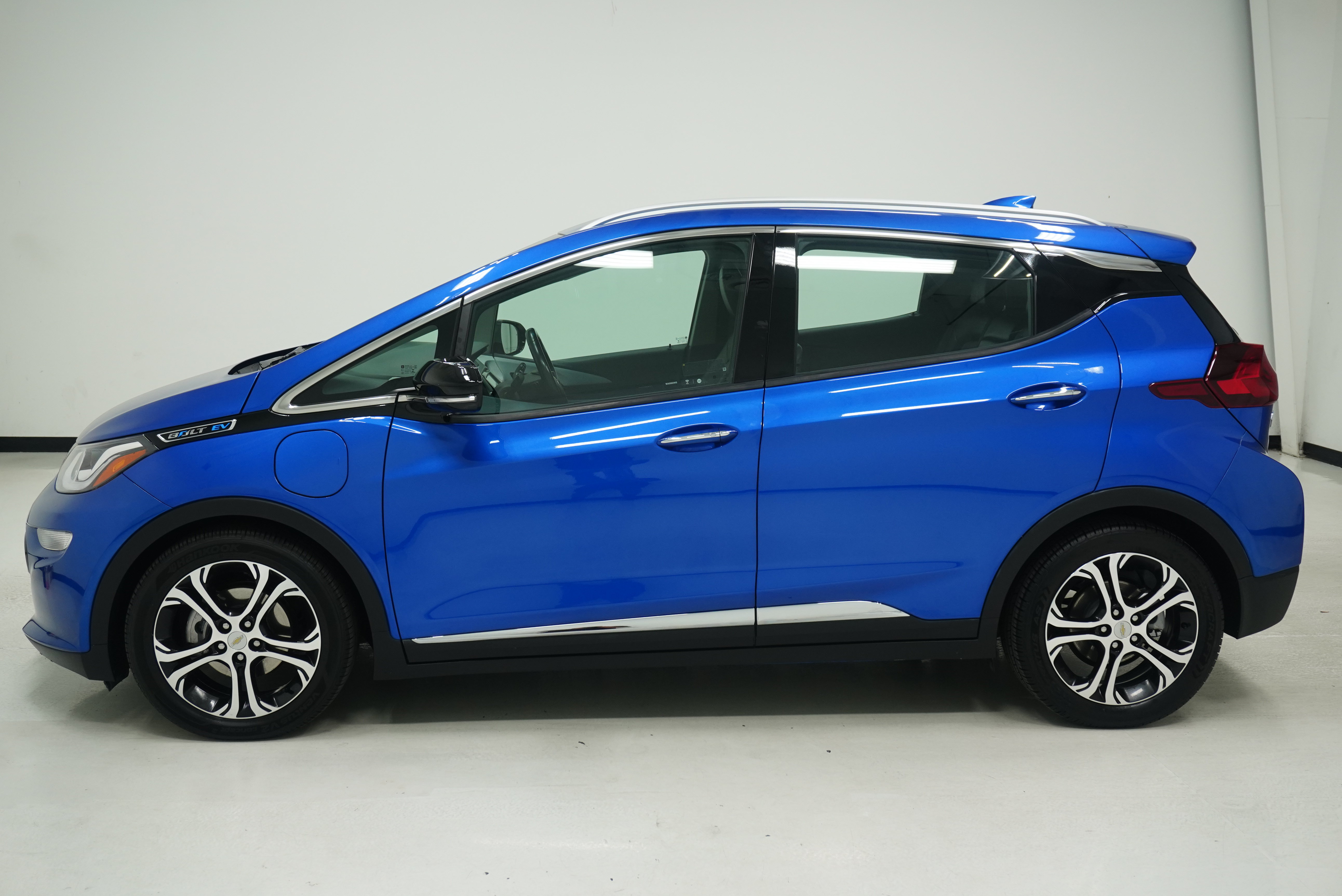 Used 2020 Chevrolet Bolt Premier w/ Infotainment Package FWD image 7