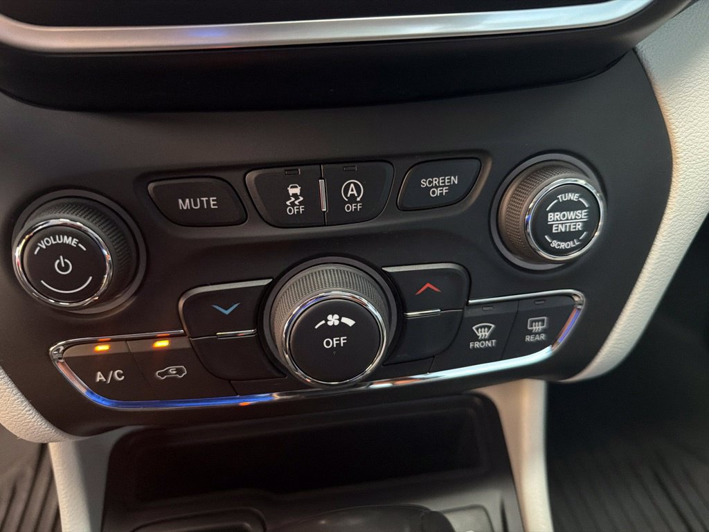 Used 2020 Jeep Cherokee Latitude Plus FWD image 22