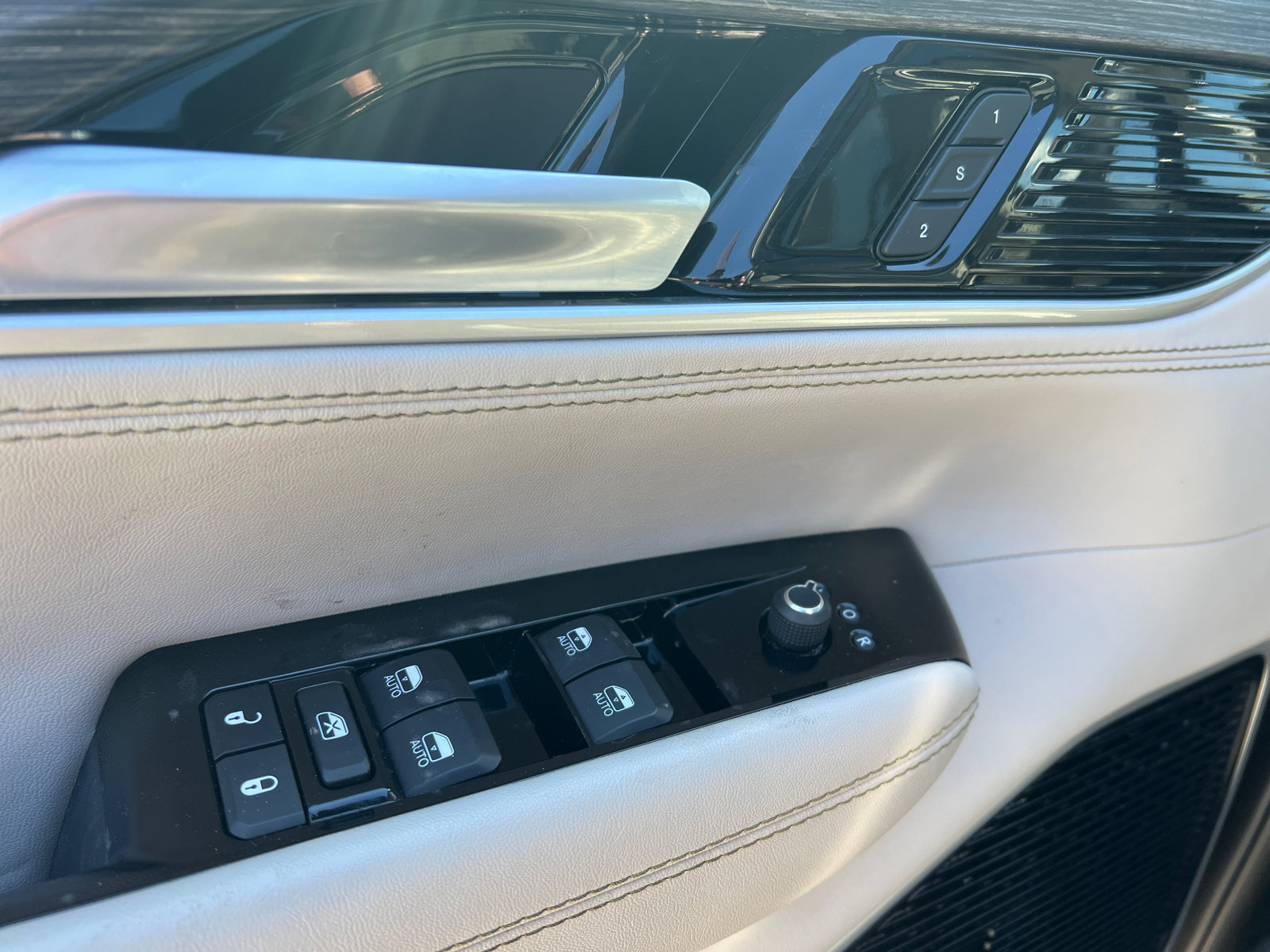 Used 2024 Jeep Wagoneer L Series III w/ Premium Group I image 12