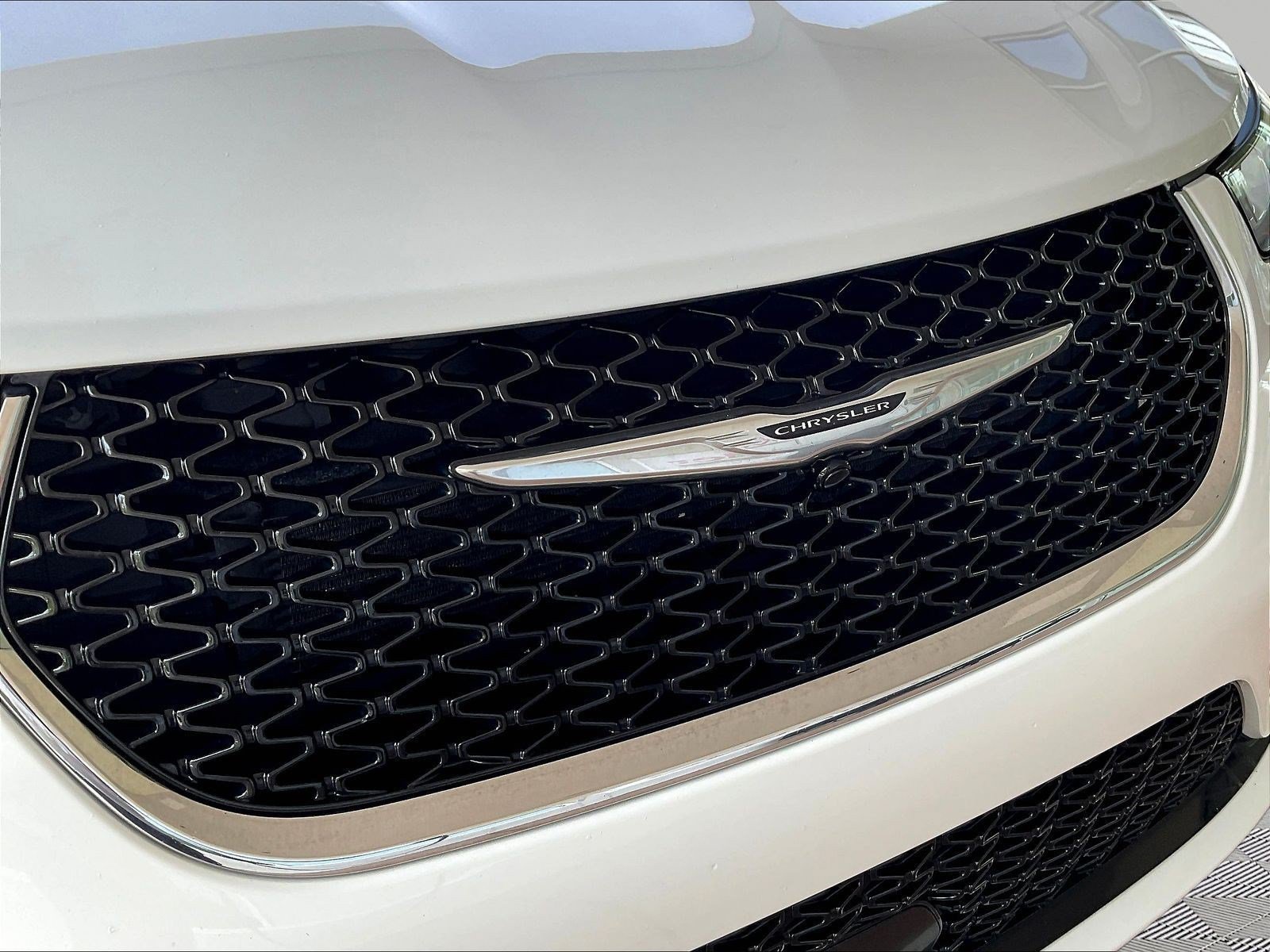 Used 2024 Chrysler Pacifica Touring-L FWD image 31