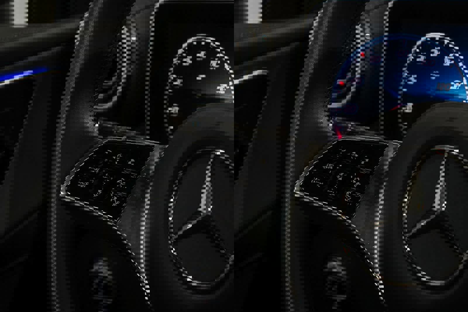 Used 2025 Mercedes-Benz GLC 300 4MATIC image 16