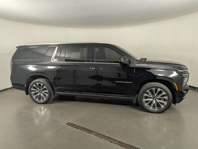 Used 2025 Chevrolet Suburban High Country AWD/4WD image 8
