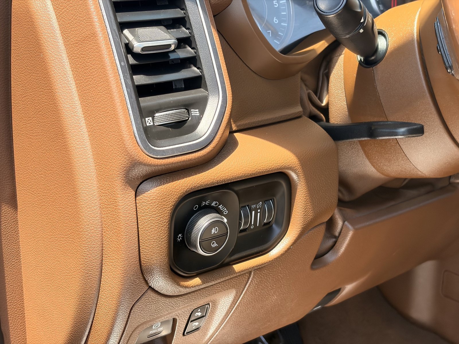 Used 2019 RAM 1500 Laramie AWD/4WD image 19