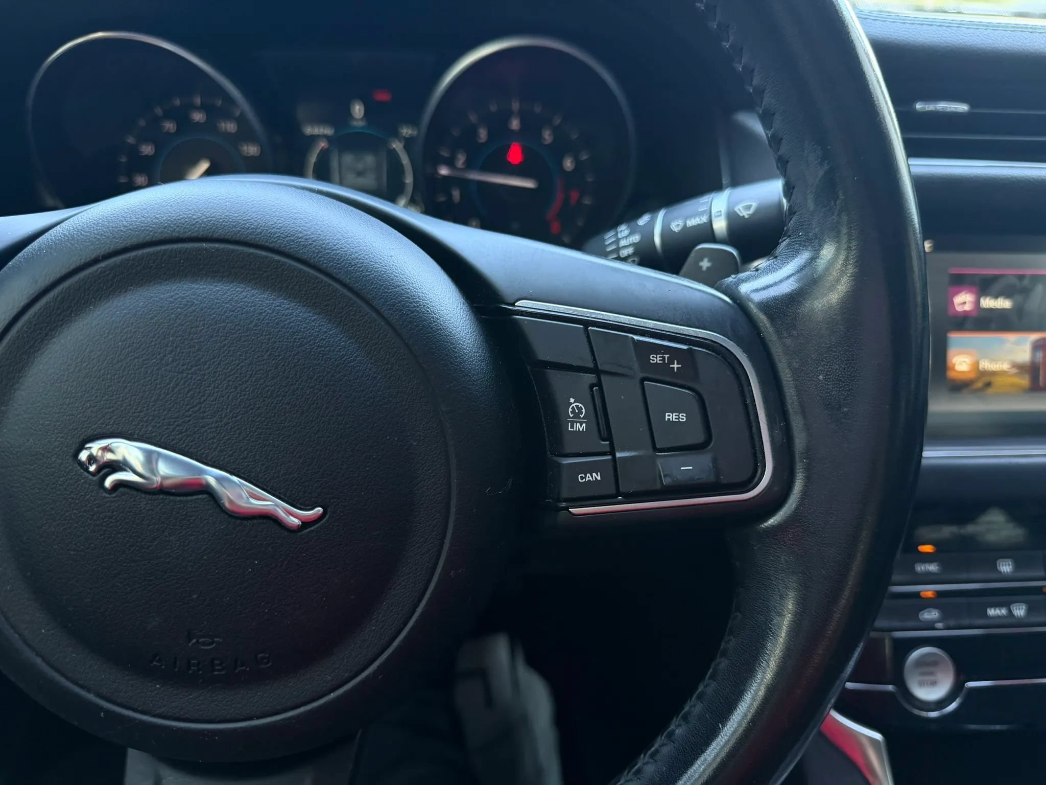 Used 2018 Jaguar XF AWD image 25