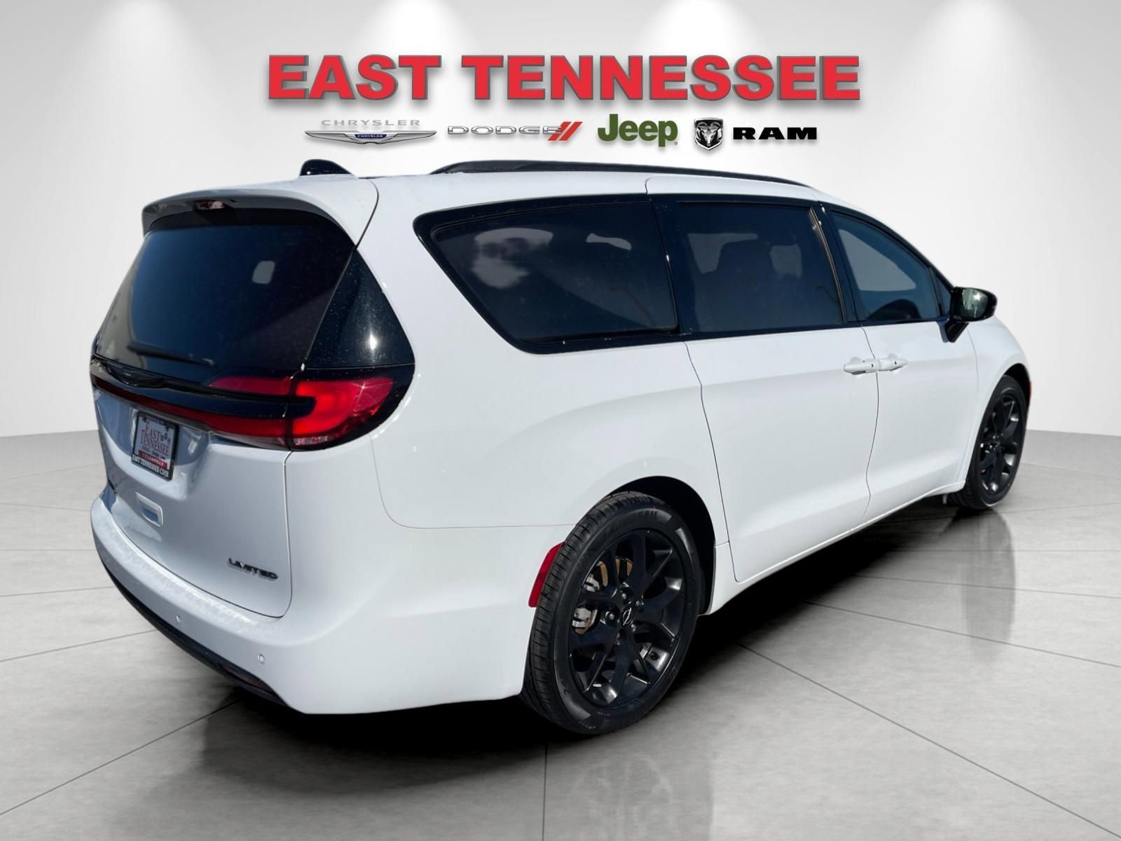 Used 2025 Chrysler Pacifica Limited image 3