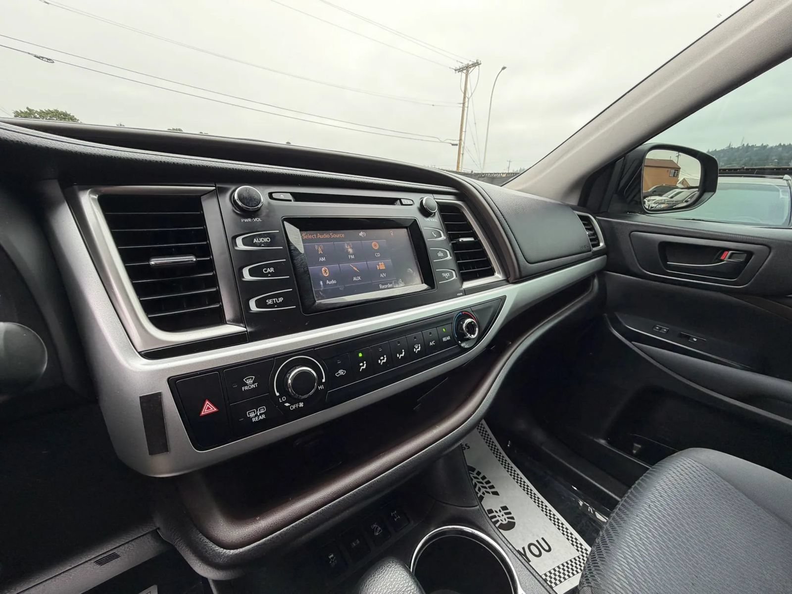 Used 2014 Toyota Highlander LE AWD/4WD image 18
