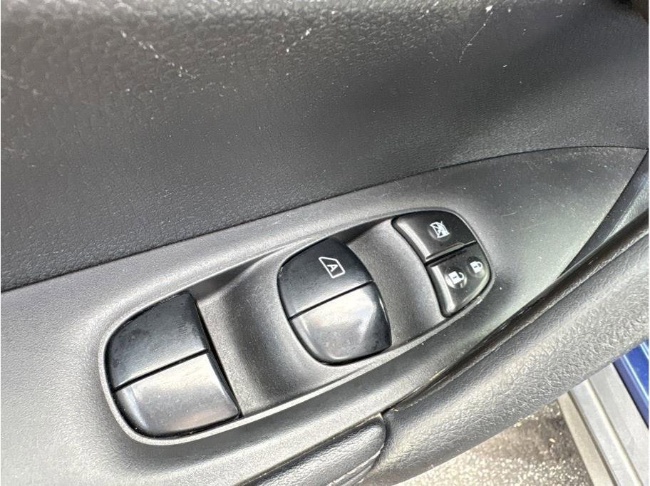 Used 2018 Nissan Rogue SL w/ Premium Package image 11