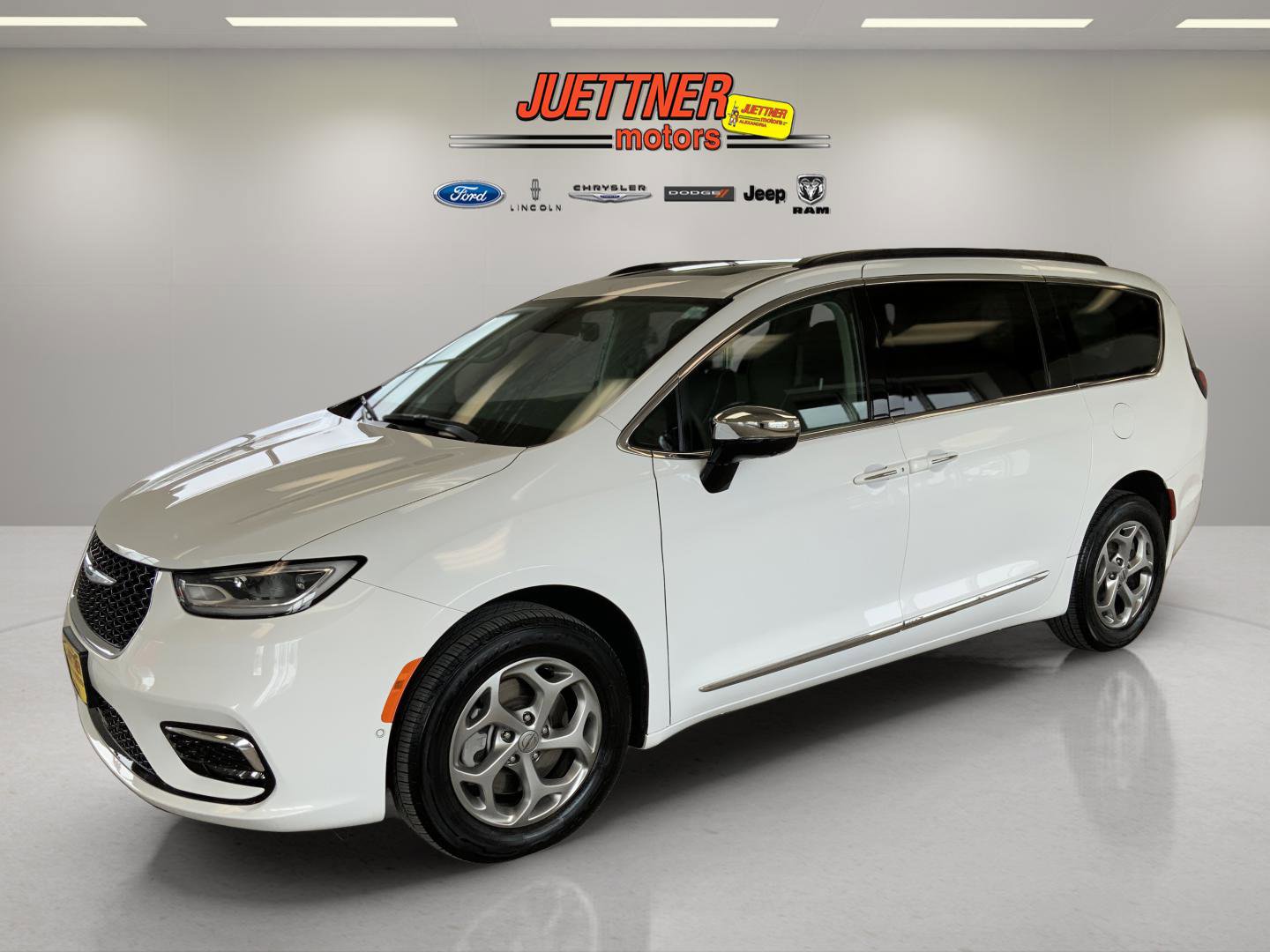 Used 2023 Chrysler Pacifica Limited w/ Trailer Tow Group AWD/4WD image 5