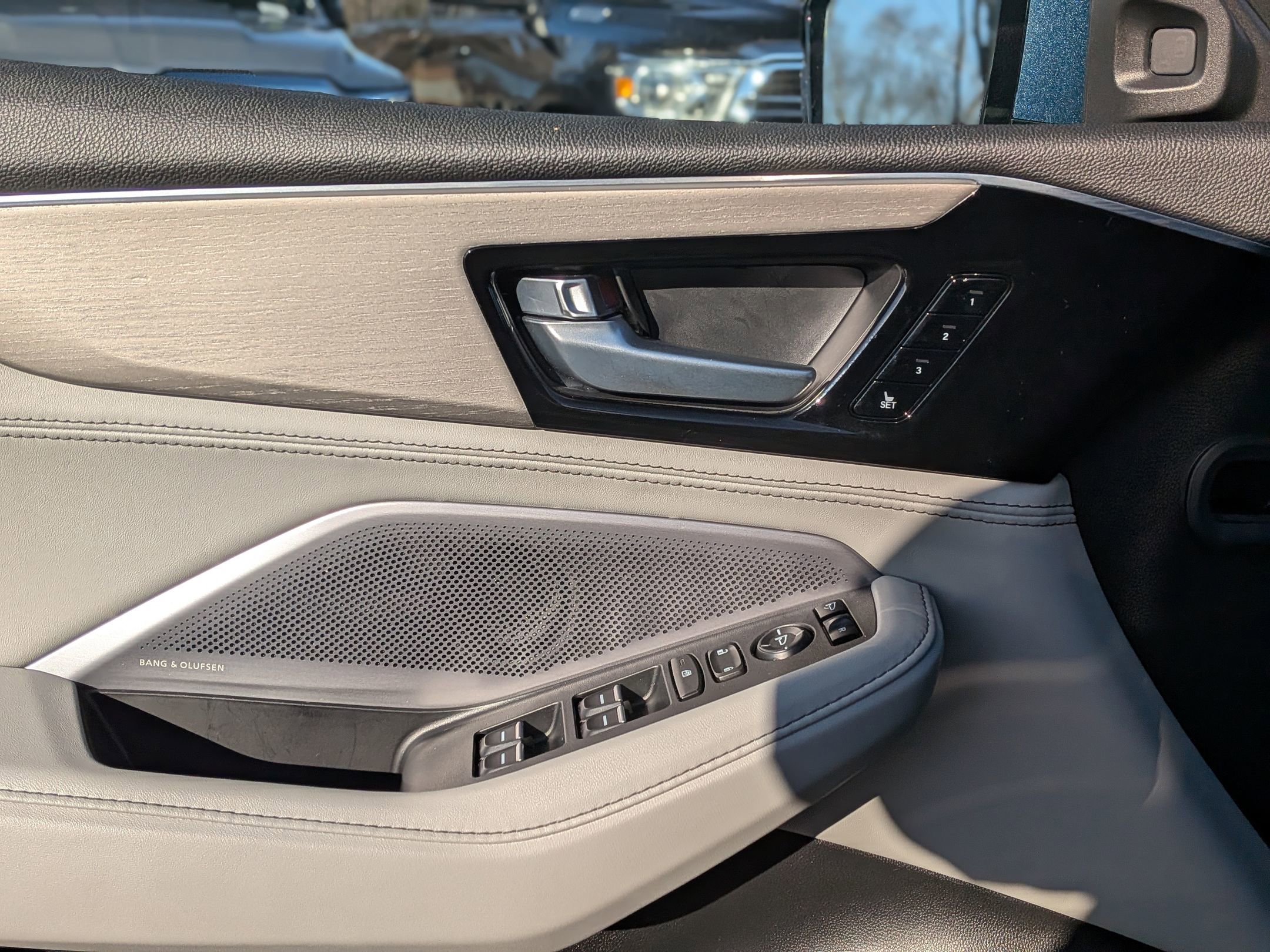 Used 2025 Acura MDX SH-AWD w/ Advance Package image 15