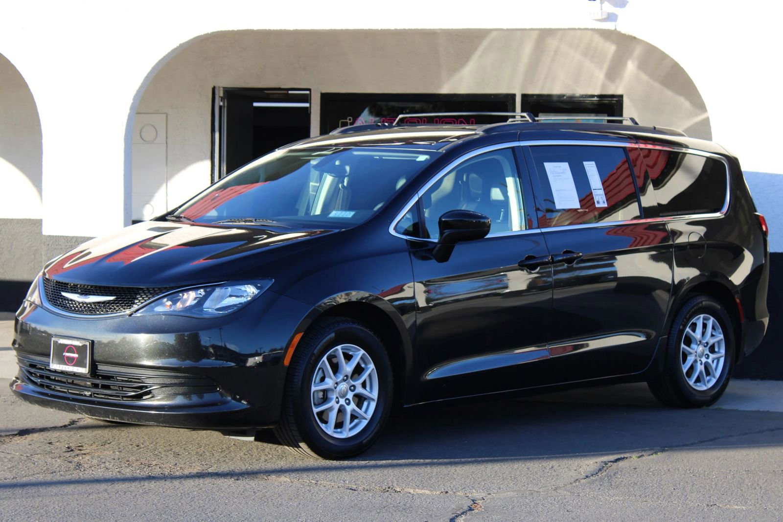 Used 2020 Chrysler Voyager Lxi image 1