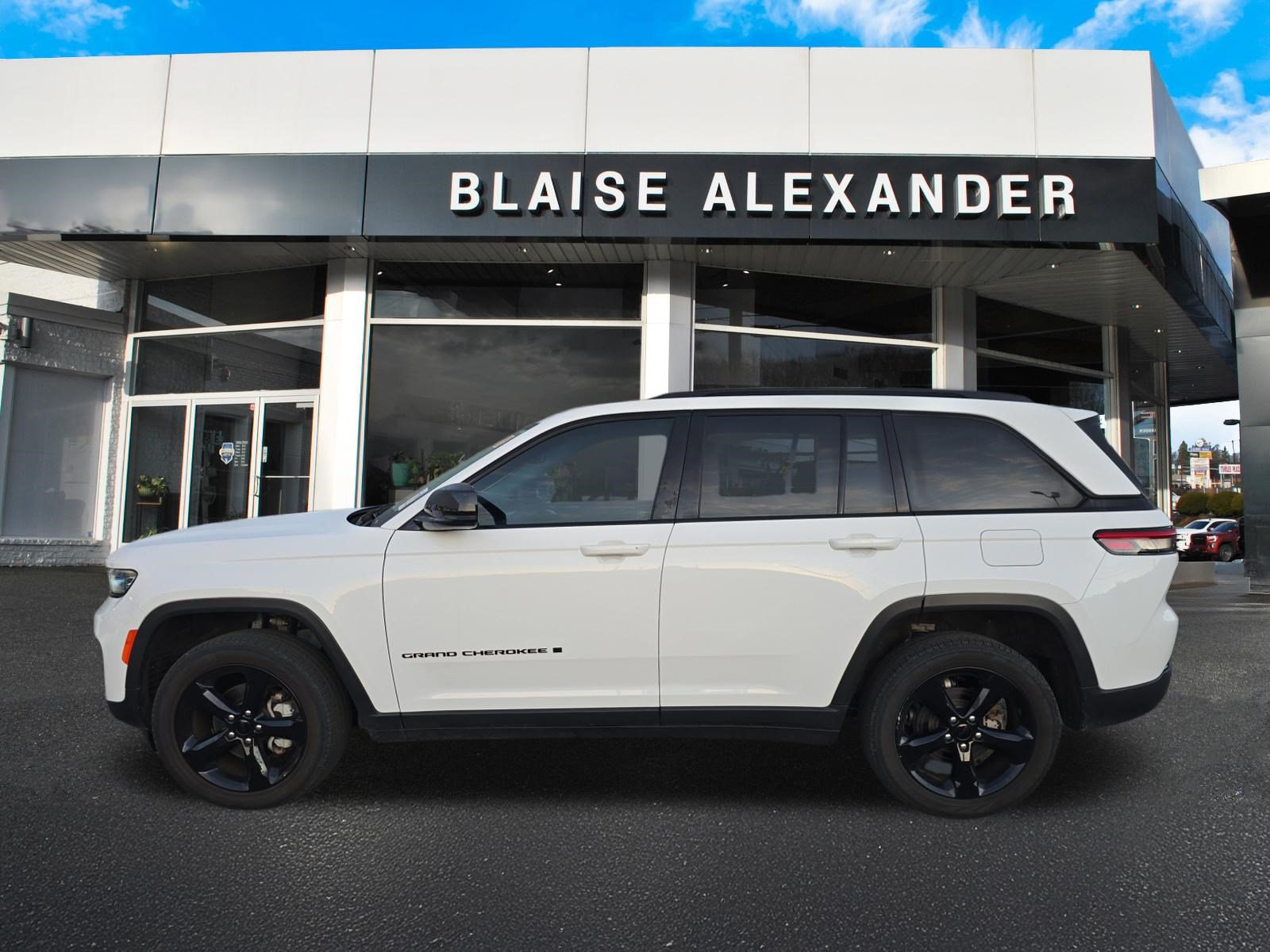 Used 2023 Jeep Grand Cherokee Limited w/ Black Appearance Package AWD/4WD image 8