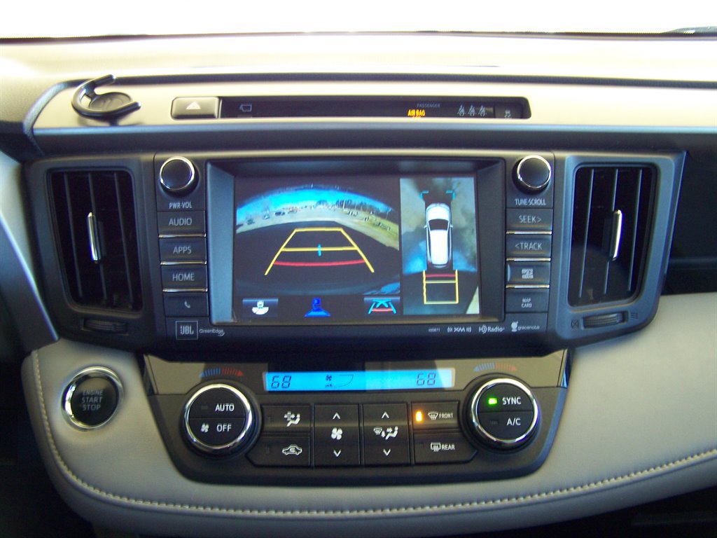 Used 2018 Toyota RAV4 Limited FWD image 10