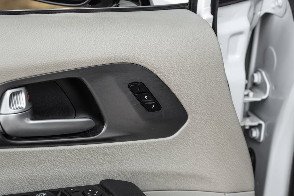 Used 2024 Chrysler Pacifica Touring-L FWD image 56