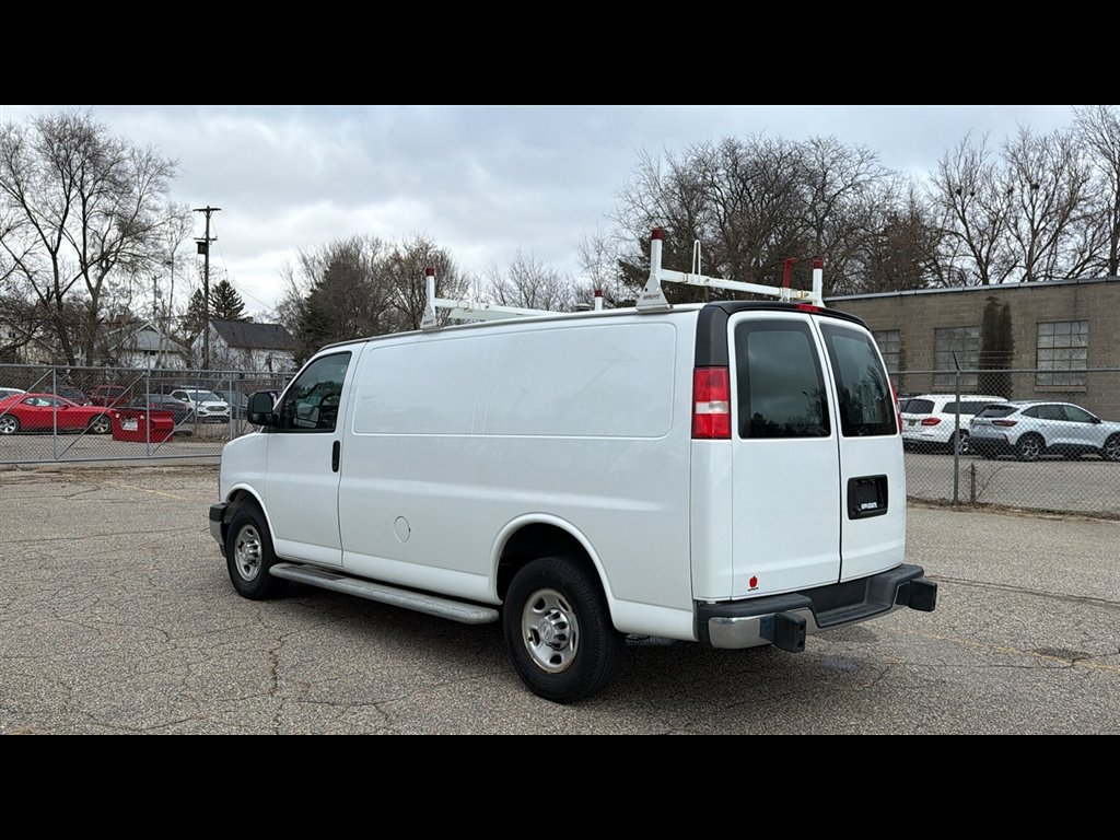 Used 2018 Chevrolet Express 2500 w/ Driver Convenience Package RWD image 4