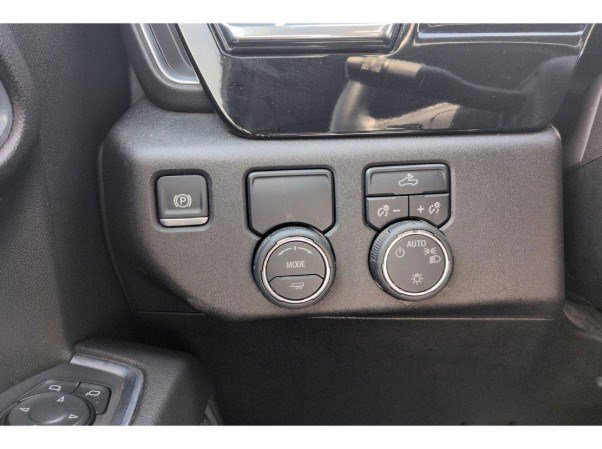 Used 2025 Chevrolet Silverado 1500 LT RWD image 2